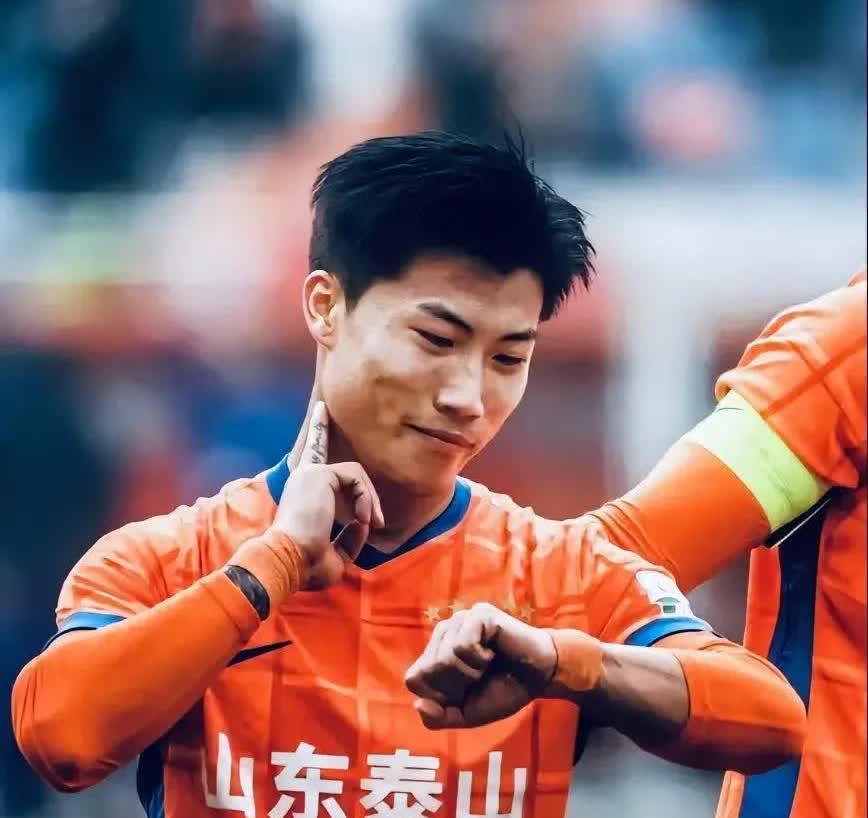 包含AC米兰场边指挥情绪激动，国安队员怒摔水瓶的词条