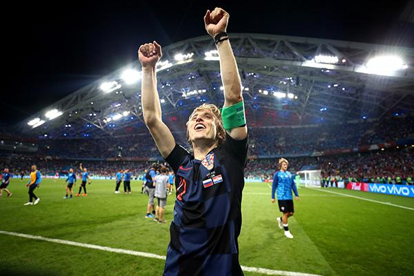 关于莫德里奇开场5分钟连进两球，拜仁防线形同虚设！的信息